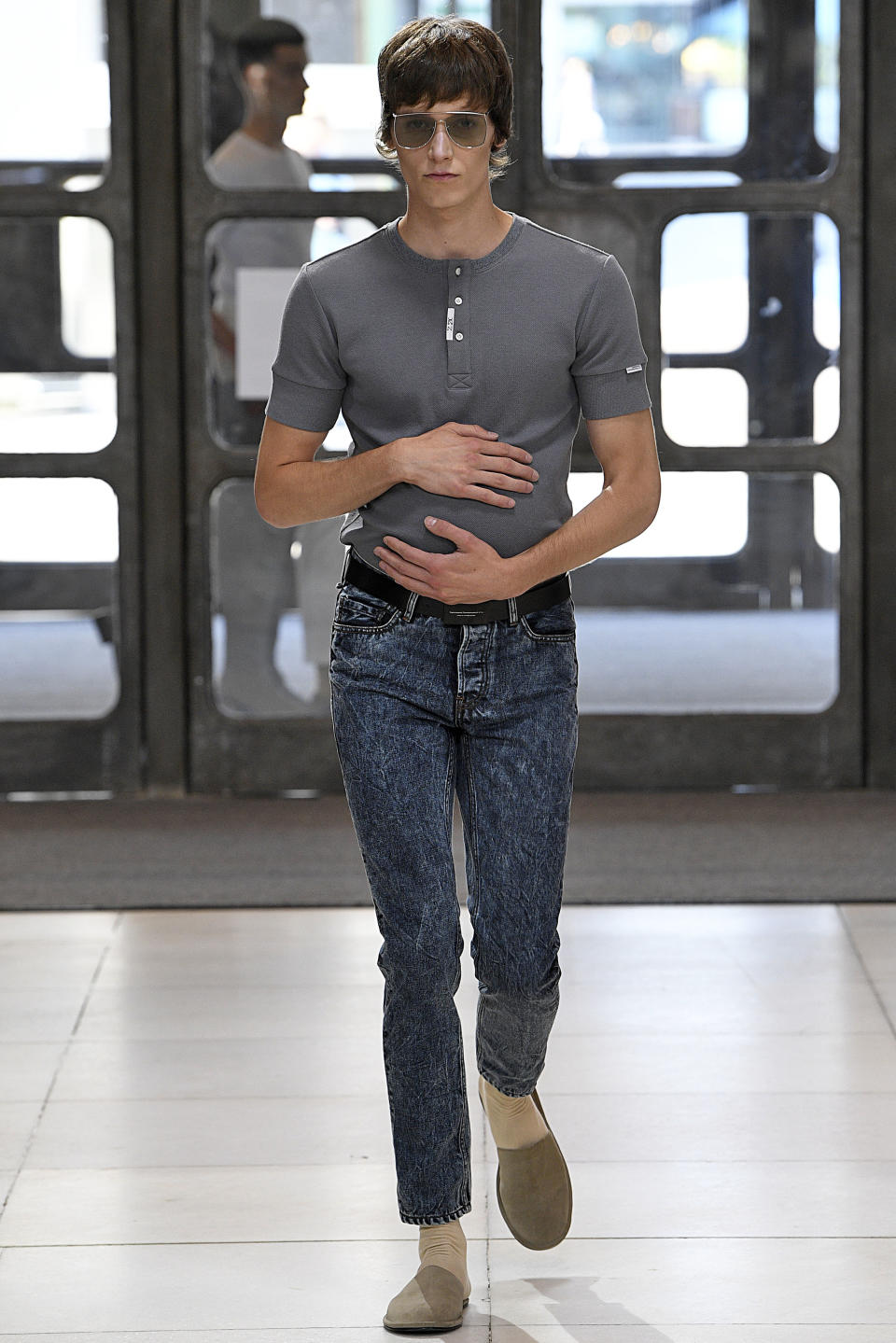 <p>Ce mannequin au look androgyne correspond à l’homme du futur pour Xander Zhou. Crédit photo : Getty Images. </p>