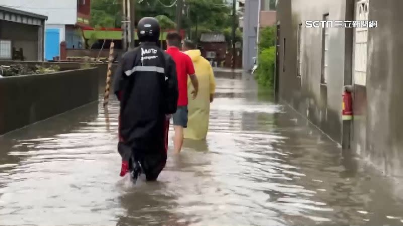 淹水高度已經淹到民眾腳踝，民眾需要涉水出門。