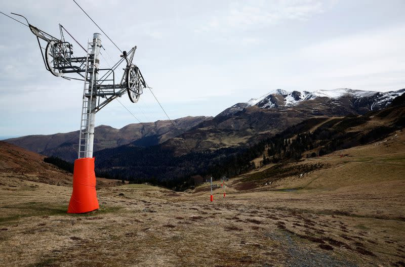 Los centros turísticos intentan hacer frente a la falta de nieve en invierno en los Pirineos