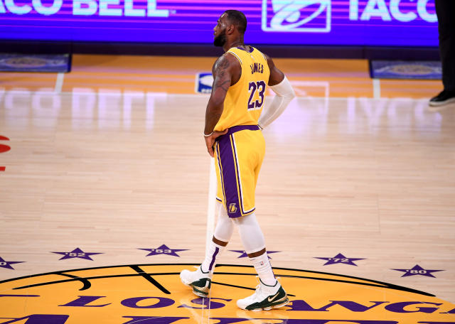 NBA News Today: LeBron James loses shoe in final moments against