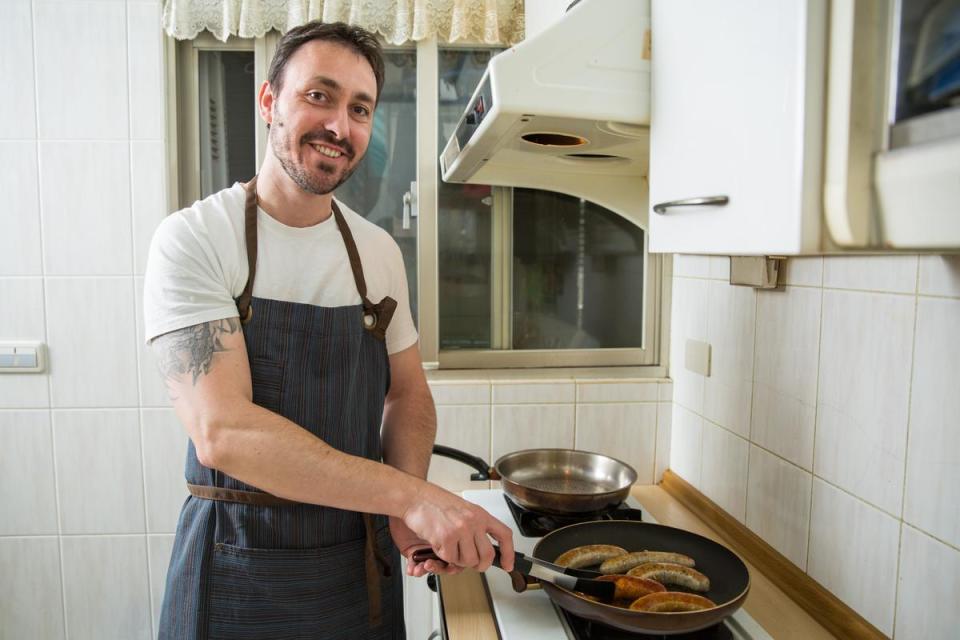 Julien示範法式手工香腸最簡易的烹調方式，用中小火煎15到20分鐘即可美味上桌。