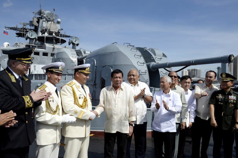 菲律賓總統杜特蒂登上俄軍「特里布茨海軍上將」（Vladimir Tributs）號反潛艦參觀。（美聯社）