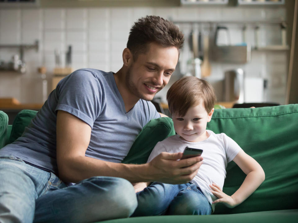 Groß und Klein können mit diesen Apps vieles lernen. (Bild: fizkes/Shutterstock.com)