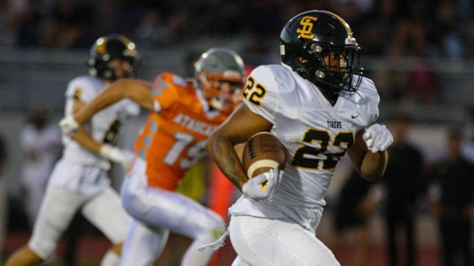 Isaiah Hernandez runs for a touchdown. Atascadero won in a football game with San Luis Obispo 28-24 Sep., 23, 2022.