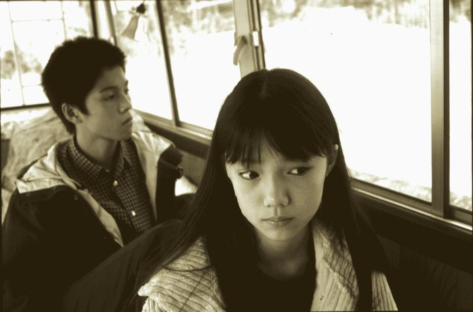 宮崎葵（右）拍攝《人造天堂》年僅14歲。©2001 J‐WORKS FILM INITIATIVE (電通+IMAGICA+WOWOW+東京テアトル)