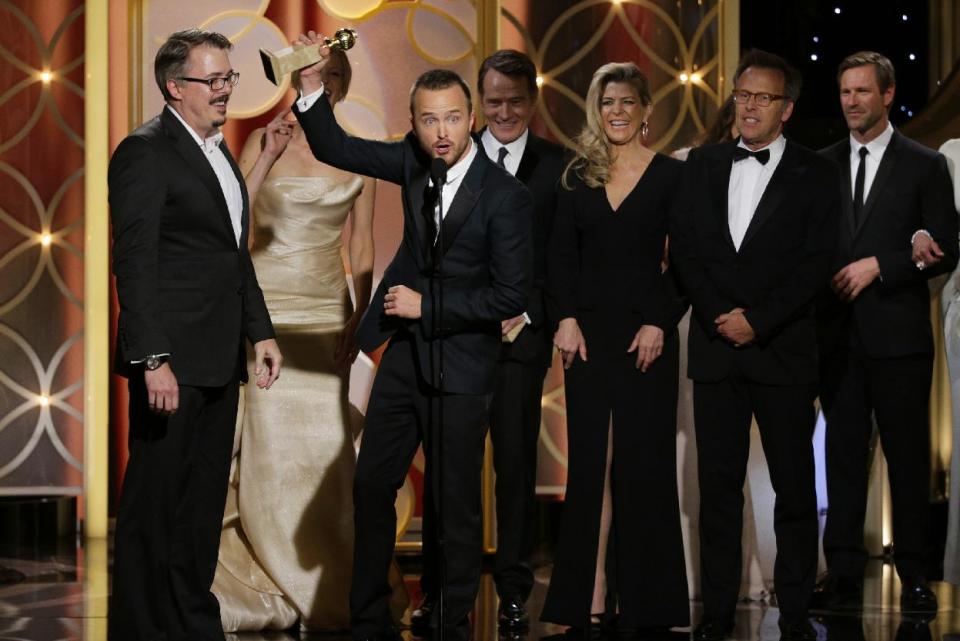 En esta imagen difundida por NBC , el creador de "Breaking Bad" Vince Gilligan, a la izquierda, y el actor Aaron Paul aceptan el Globo de Oro a la mejor serie de drama el domingo 12 de enero del 2014 en el hotel Beverly Hilton, en Beverly Hills, California. (AP Foto/NBC, Paul Drinkwater)