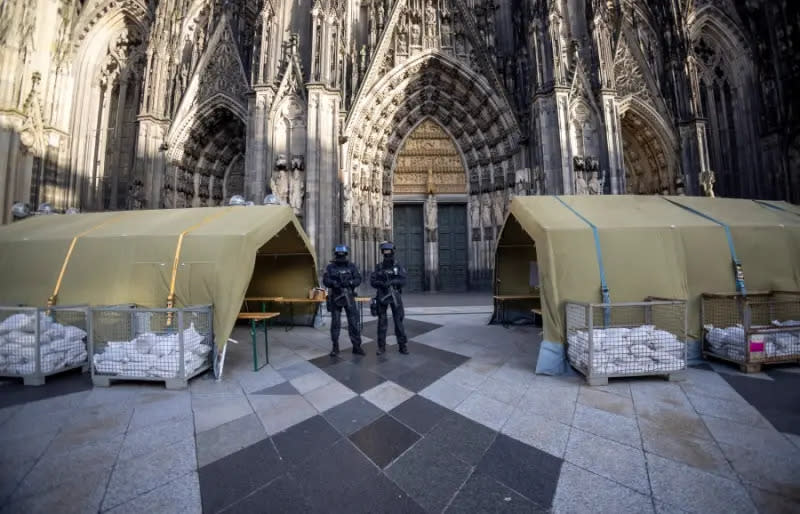 ▲德國警方於跨年當天派出警力，監視任何針對科隆大教堂的潛在恐怖襲擊活動。（圖／美聯社／達志影像）