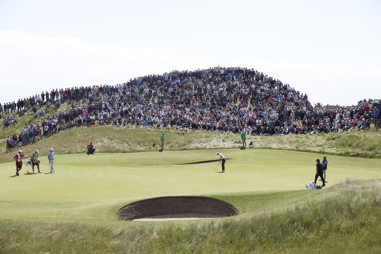 Rory McIlroy, en acción, en la segunda ronda del British Open Golf Championship en el campo de golf Royal St George's Sandwich, Inglaterra.