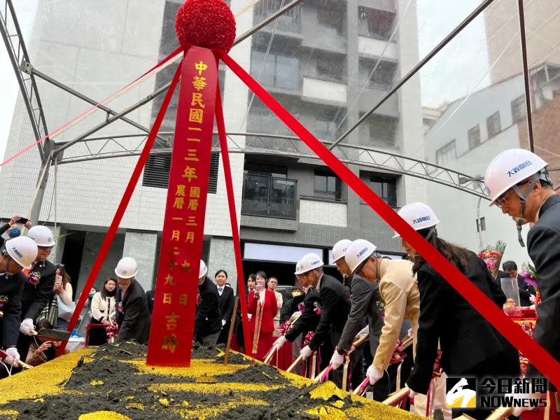 ▲大鑫推新案「琢寓」，位於萬坪公園第一排，今天吉時舉辦開工動土儀式。（圖／記者金武鳳攝，2024.3.9) 