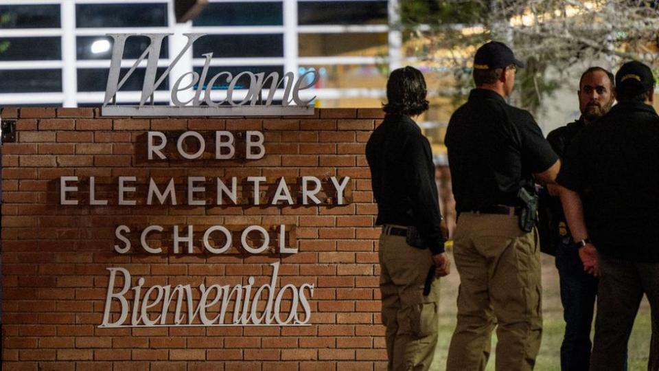 Agentes en el exterior del colegio Robb Elementary School.