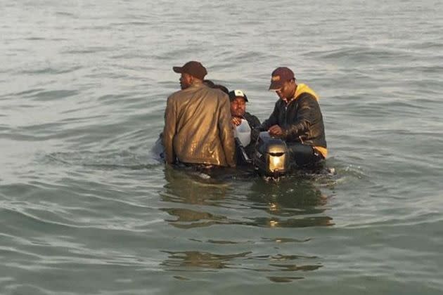 <p>Trois jeunes tentant de rejoindre les côtes anglaises à bord d’un petit canot pneumatique.</p>