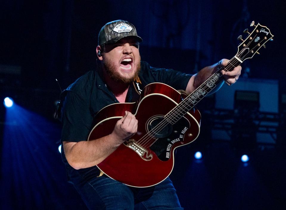 Luke Combs despaired over the tension in the country music scene (2022 Invision)