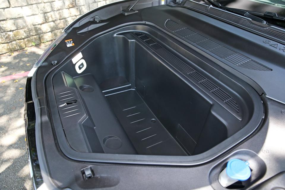車頭的前行李廂容積可達100公升，且有獨特的排水孔設計以及逃生按鈕開關。