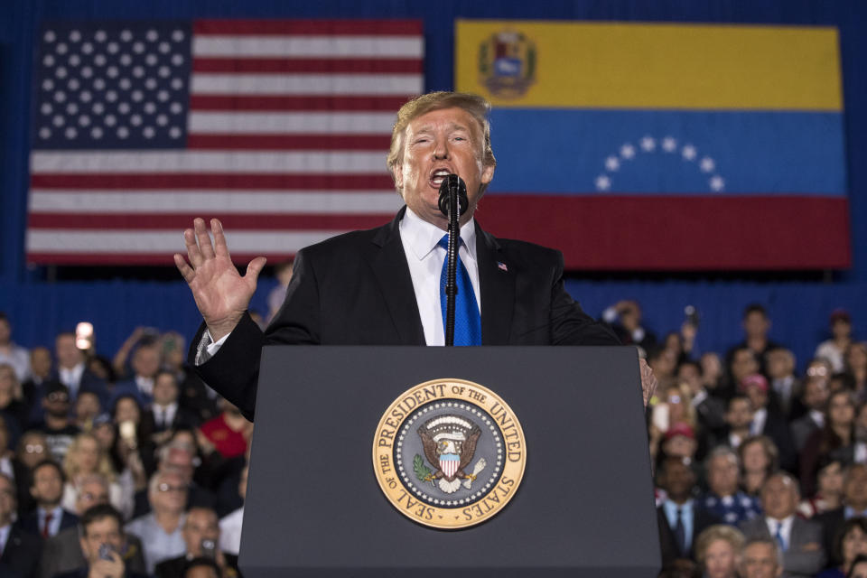 El presidente Donald Trump habla ante una comunidad de estadounidenses de origen venezolano en la Universidad Internacional de Florida en Miami, Florida, el lunes 18 de febrero de 2019. (AP Foto/Andrew Harnik)