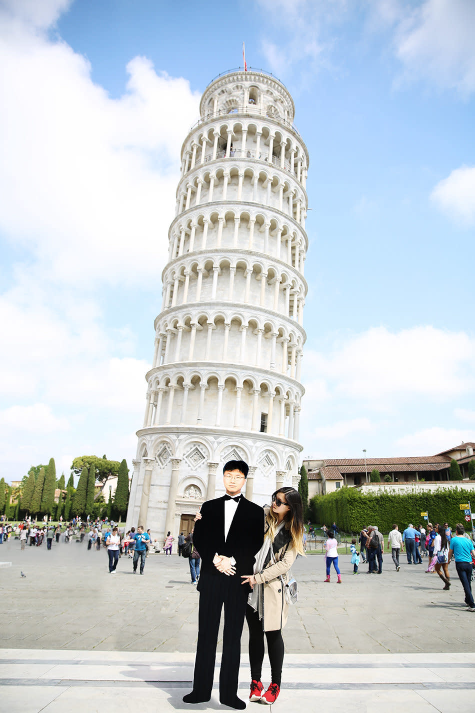 Jinna Yang and her father in front of the Leaning Tower of Pisa.