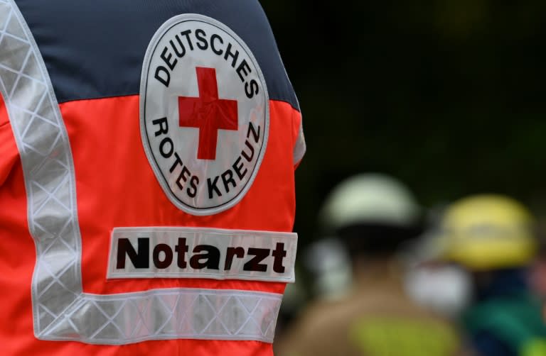 Bei einem schweren Verkehrsunfall sind in Baden-Württemberg zwei Menschen ums Leben gekommen. Ein 62-Jähriger geriet mit seinem Auto auf die Gegenfahrbahn und kollidierte mit dem Wagen einer 21-Jährigen. Beide starben. (Christof STACHE)