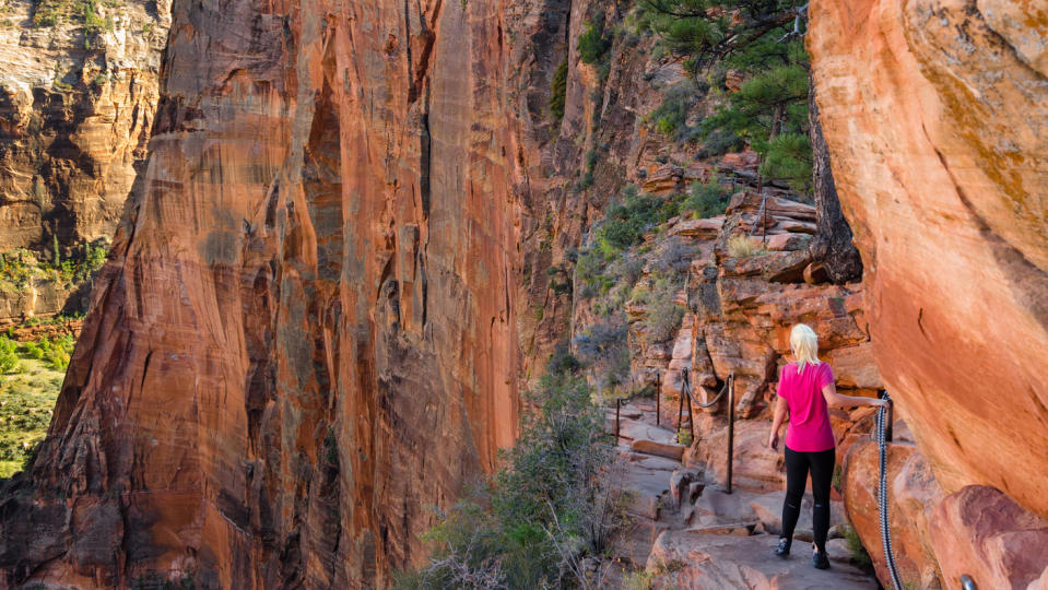Why do so many people die at Angels Landing: solo hiker