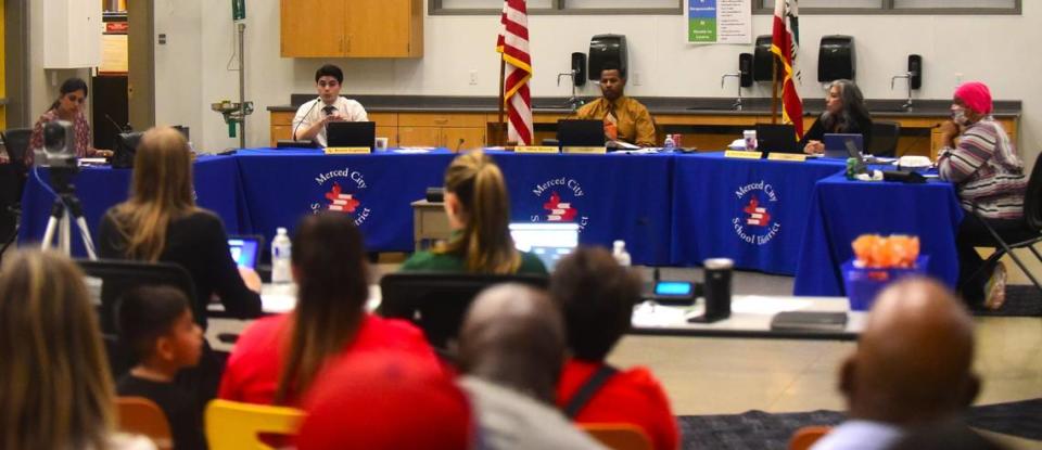 La Junta Escolar de la Ciudad de Merced celebró una reunión el martes 26 de septiembre de 2023 en Ada Givens Elementary. En la foto, de izquierda a derecha, los fideicomisarios del distrito Priya Lakireddy, Jessee Espinoa, Allen Brooks, Birdi Olivarez-Kidwell y Beatrice McCutchen.