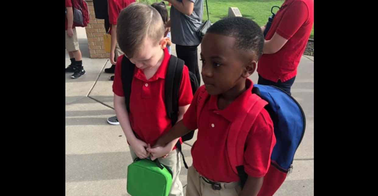 Un garçon de 8 ans fait actuellement le buzz sur internet. En effet, il a pris la main de son camarade de classe atteint d’autisme et l’a soutenu pour son premier jour d’école, moment souvent riche en émotions. (Photo: Facebook)