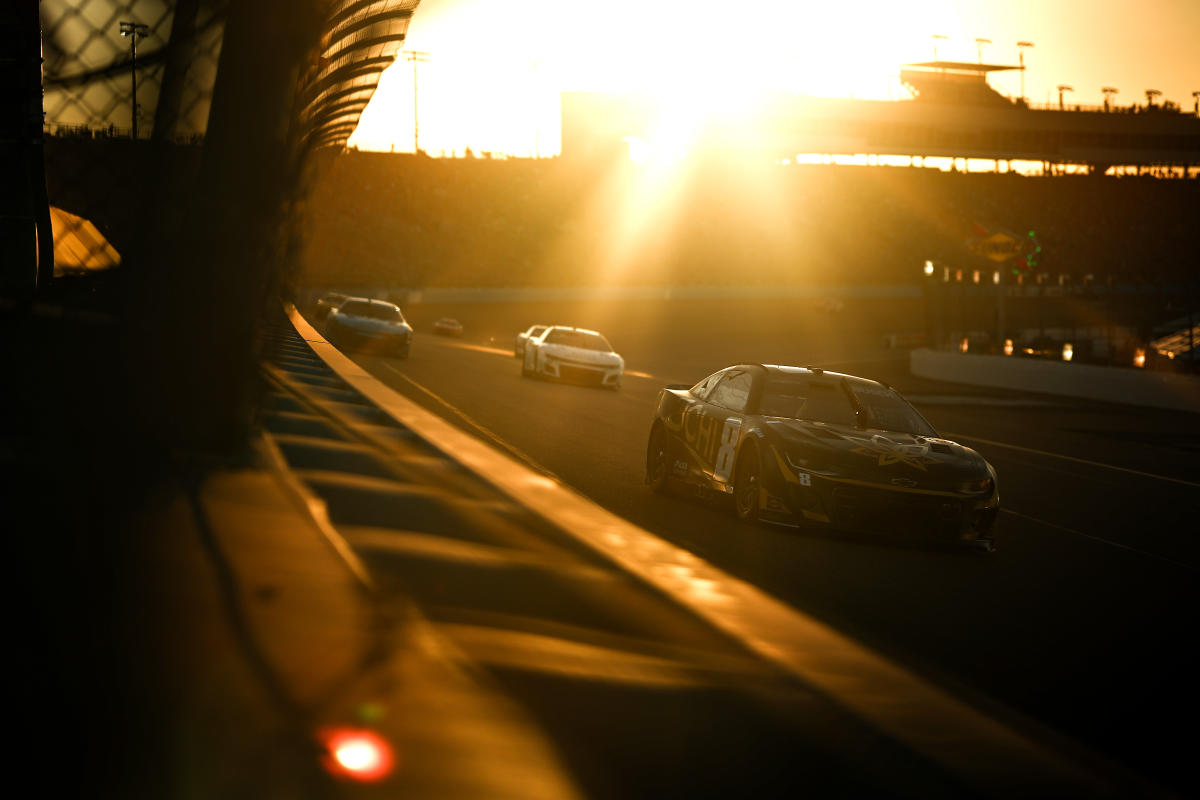 Kyle Busch fastest in twilight practice at Phoenix