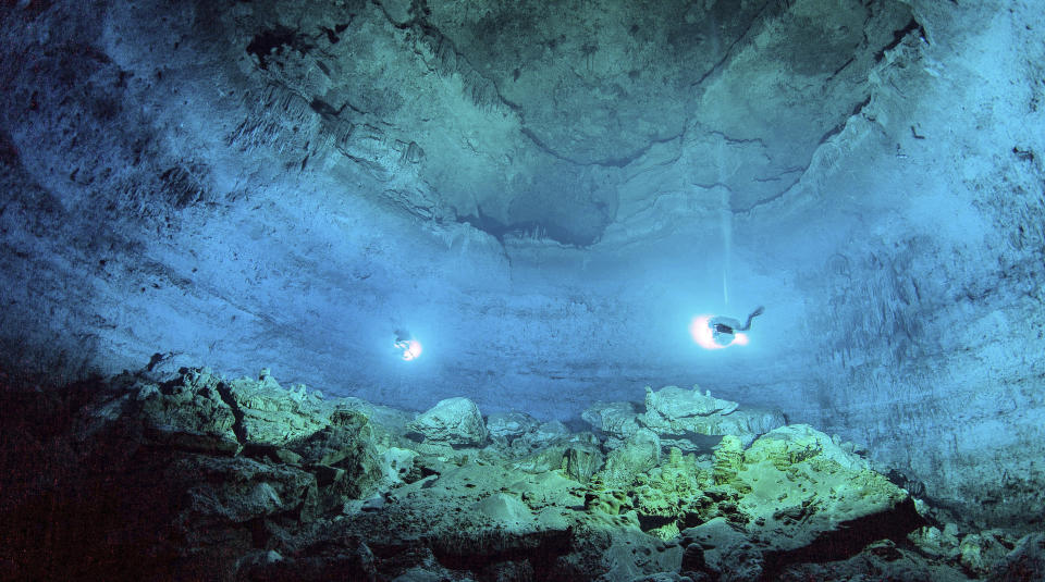 Foto sin fecha del Instituto Nacional de Antropología e Historia de México que muestra buzos explorando las profundidades del cenote Hoyo Negro de Tulum donde se encontraron restos humanos de hace casi 13.000 años. (Instituto Nacional de Antropología e Historia de México vía AP, File)