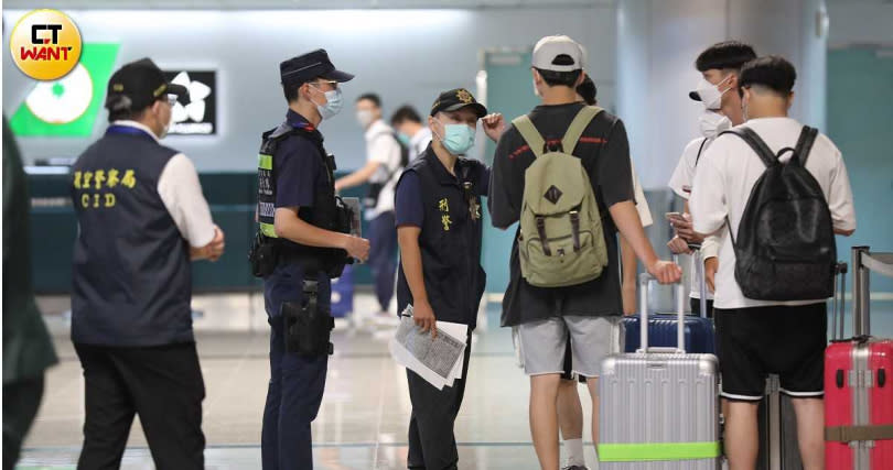 柬埔寨詐騙頻傳，如今台灣警察都在機場做宣導，並盤問要到柬埔寨的民眾目的。（圖／李宗明攝）