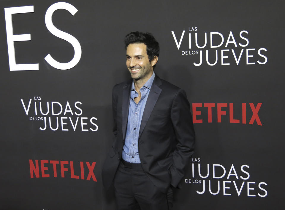 El actor Pablo Cruz Guerrero posa en la alfombra roja de la serie de Netflix "Las viudas de los jueves" en la Ciudad de México el martes 5 de septiembre de 2023. (Foto AP/Berenice Bautista)