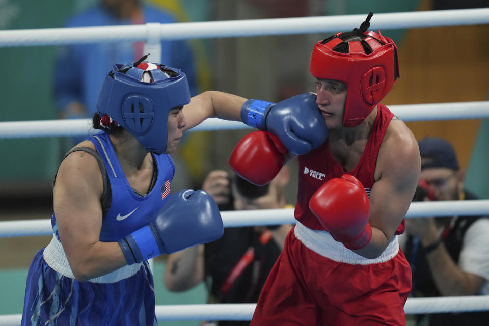 La estadounidense Jajaira González conecta a la uruguay Camila Piñero en el combate de los 60kg femeninos del boxeo de los Juegos Panamericanos en Santiago, Chile, el miércoles 25 de octubre de 2023. (AP Foto/Dolores Ochoa)