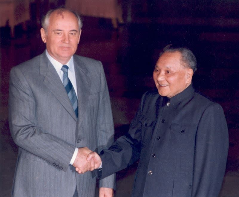  戈巴契夫92歲了，眼看普丁，心中感慨萬千。圖 與鄧小平。 （圖／出色文化、 戈巴契夫基金會提供）
