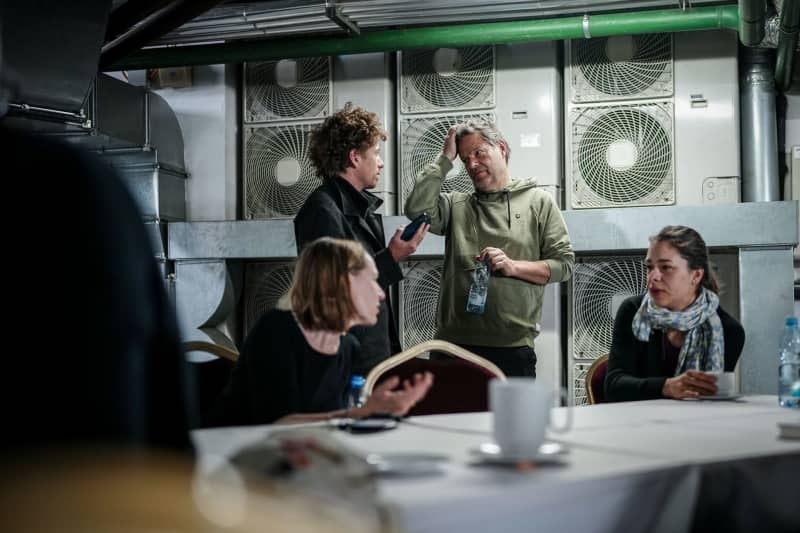 German Minister of Economic Affairs and Climate Protection Robert Habeck stands together with an employee, security officers and delegation members during an air raid siren in an air raid shelter, the hotel's underground parking garage.  Kay Nietfeld/dpa