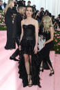 La <em>it girl</em> no faltó a la Met Gala 2019, una de las celebraciones anuales más importantes del mundo de la moda. Allí sacó su lado más rockero con este vestido asimétrico de lentejuelas de Saint Laurent. (Foto: Karwai Tang / Getty Images)