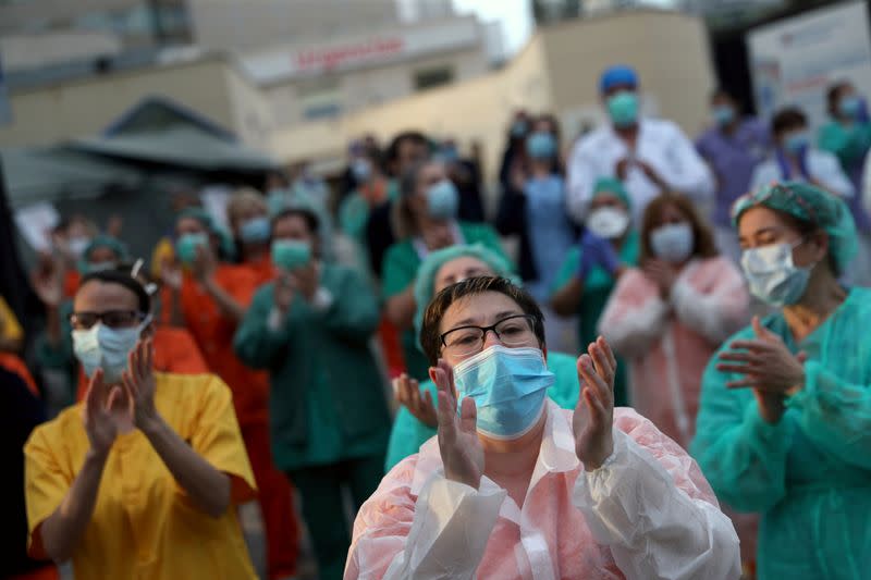 El personal médico del hospital Gregorio Marañón reacciona a los aplausos de los vecinos desde sus casas en apoyo a los trabajadores de la salud, en medio del brote de la enfermedad coronavirus (COVID-19), en Madrid, España