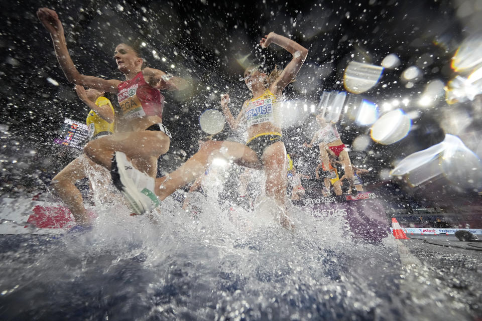 Gesa Felicitas Krause, of Germany, center, competes in the women's 3000 meters steeplechase final at the European Athletics Championships in Rome, Sunday, June 9, 2024. (AP Photo/Andrew Medichini)