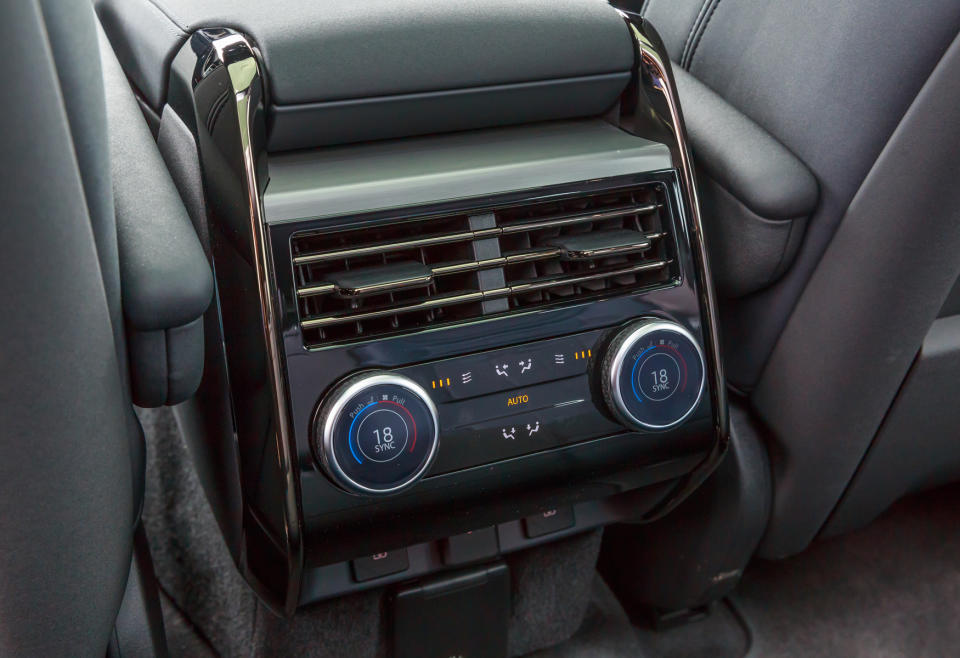 後座出風口包含專屬空調溫度、座椅加熱功能的調整介面。