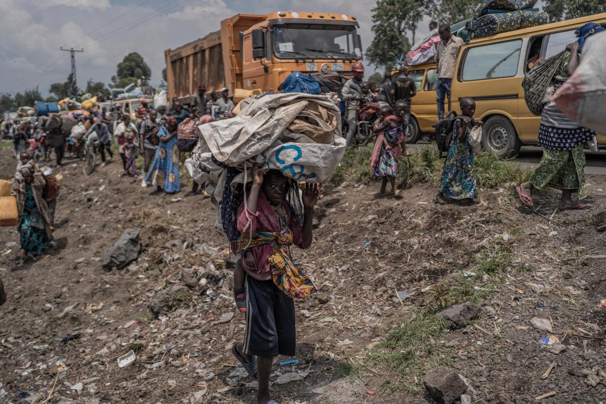 Des habitants fuient le territoire de Masisi suite aux affrontements entre les rebelles du M23 et les forces gouvernementales, sur une route près de Sake le 7 février 2024. (Photo by AUBIN MUKONI/AFP)