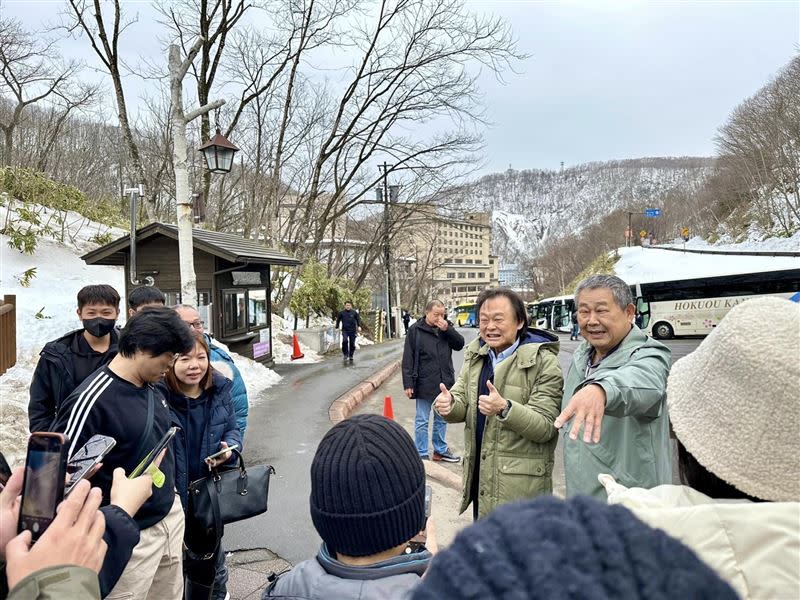 王世堅兌現承諾，帶團隊到北海道旅遊（圖／翻攝自王世堅臉書）