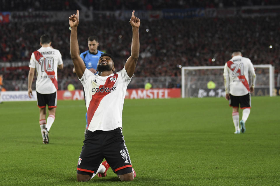 Miguel Borja festeja tras marcar el segundo gol de River Plate en la victoria 2-0 ante The Strongest de Bolivia, el martes 27 de junio de 2023, en Buenos Aires. (AP Foto/Gustavo Garello)