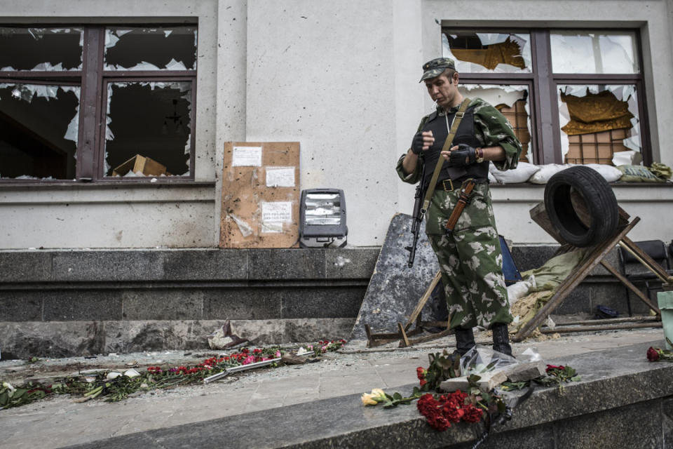 2014年6月13日，頓巴斯戰爭期間，親俄勢力與烏克蘭政府軍發生交戰，烏軍襲擊盧甘斯克行政大樓後，一名士兵站崗。