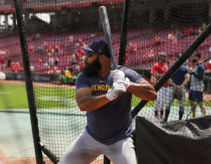 Brewers first baseman Jon Singleton made his first big-league start since July 2015 on Saturday at Great American Ball Park against the Cincinnati Reds.