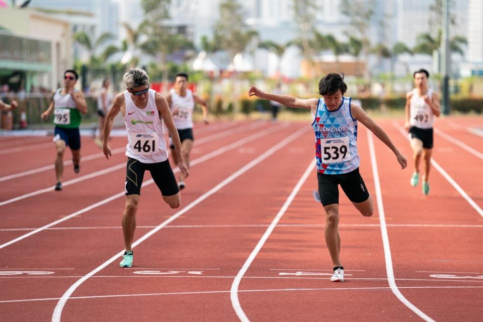 黃佑楠（右）打破香港U18紀錄（圖：中國香港田徑總會）