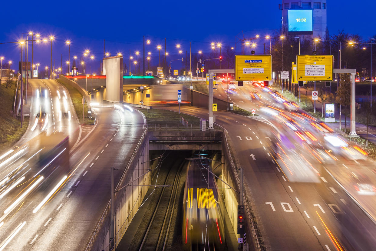 Wo muss ich jetzt hin? Die Schilder verraten es - oft detaillierter, als vielen bewusst ist (Symbolbild: Getty Images)