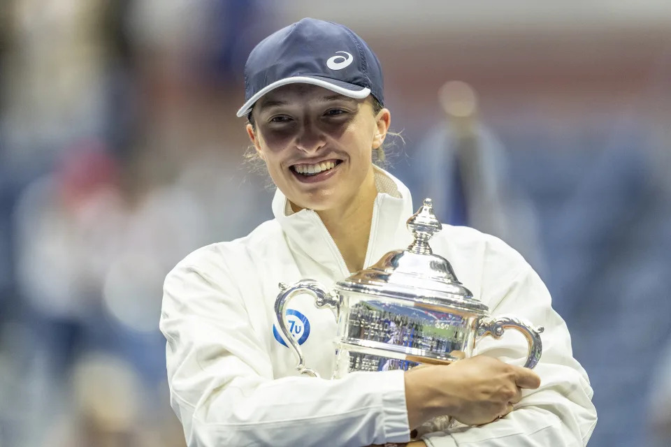 NEW YORK, USA - SEPTEMBER 10:Iga Swiatek of Poland pose with the trophy after victory in final of US Open Championships against Ons Jabeur of Tunisia at USTA Billie Jean King National Tennis Center in New York on September 10, 2022. Swiatek won in straight sets. It was her second Grand Slam victory in this year and first ever for Polish woman. (Photo by Lev Radin/Anadolu Agency via Getty Images)