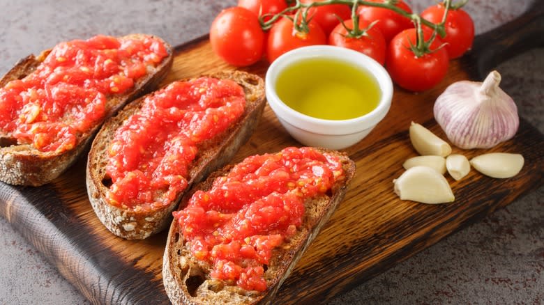 Garlic bread with tomato rub