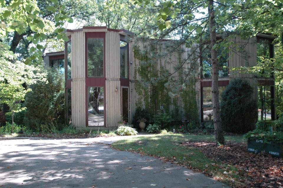 Location: Rolling Meadows, Illinois<br> Built: 1976<br> <a rel="nofollow noopener" href="http://4531talloakslane.bairdwarner.com" target="_blank" data-ylk="slk:Price: $579,000;elm:context_link;itc:0;sec:content-canvas" class="link ">Price: $579,000</a><br> Bed/Baths: 4 bedrooms, 4 bathrooms<br> Square Footage: 3,449 square feet<br> Lot Size: 0.51 acre