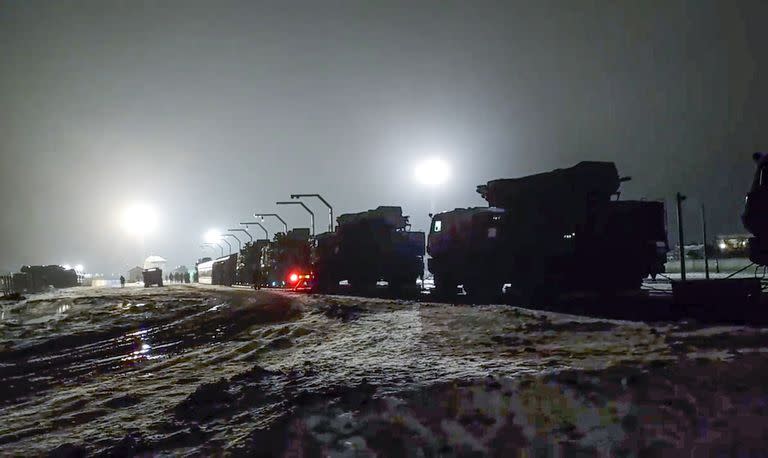 Vehículos militares rusos circulan en Belarús, donde el Kremlin trasladó tropas en medio de la tensión por Ucrania 