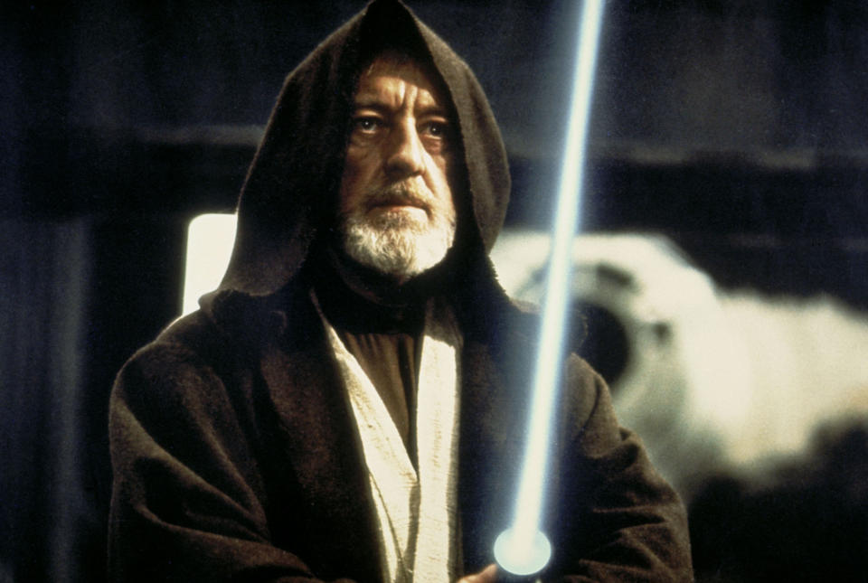 Warum trägt Obi-Wan Kenobi (Alec Guinness) im ersten Star-Wars-Film eine braune Kutte? (Bild: Lucasfilm/Fox/Kobal/REX/Shutterstock)