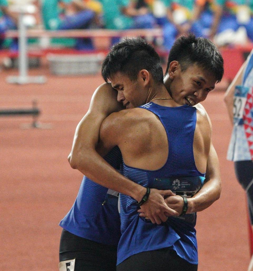 為台灣拿下珍貴的田徑銀牌，陳奎儒賽後和同樣跑進決賽的隊友楊尉廷深深擁抱。（中華奧會提供）