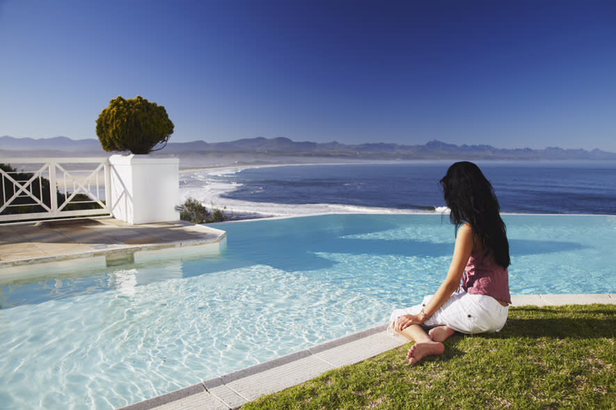 <b>Plettenberg Bay Hotel, Südafrika</b> Diese Frau genießt den Blick auf die beeindruckende Weite des Strandes in Südafrika. (Bild: ddp images)