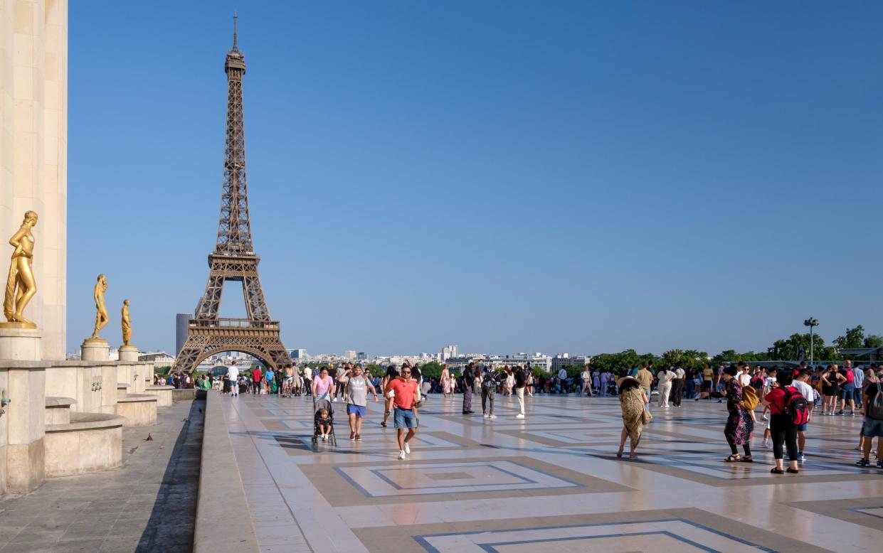 Panoramic view of tourists enjoying the beautiful view of the Eiffel Tower in Paris