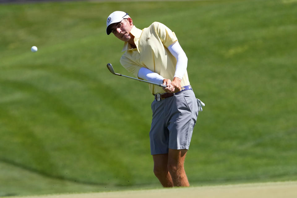 Georgia Tech golfer Ross Steelman chips onto the third green during the final round of the NCAA college men's match play golf championship, Wednesday, May 31, 2023, in Scottsdale, Ariz. (AP Photo/Matt York)